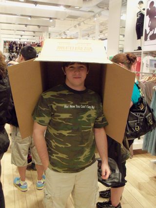 Illustration for article titled Hideo Kojima Takes Manhattan, Attracts Fans In Boxes